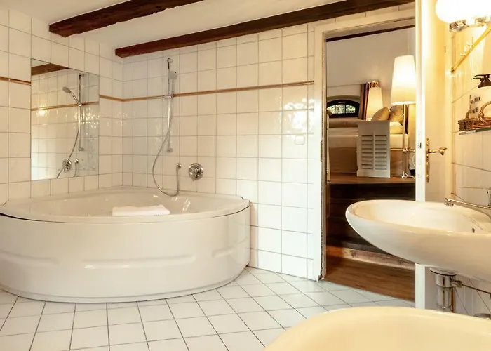 Jagdschloss Habichtswald Hotel *